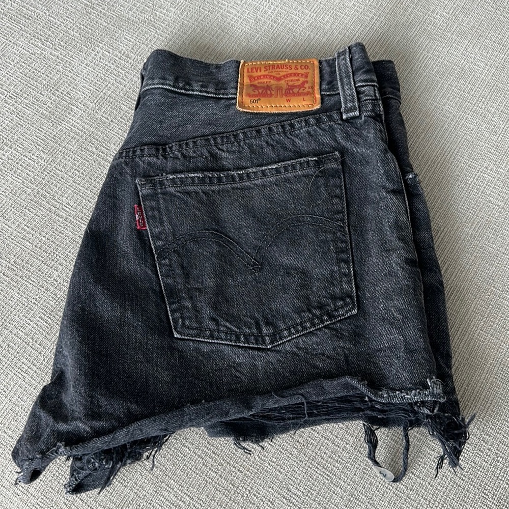 levi black jean shorts size 29 button fly, amazing fit